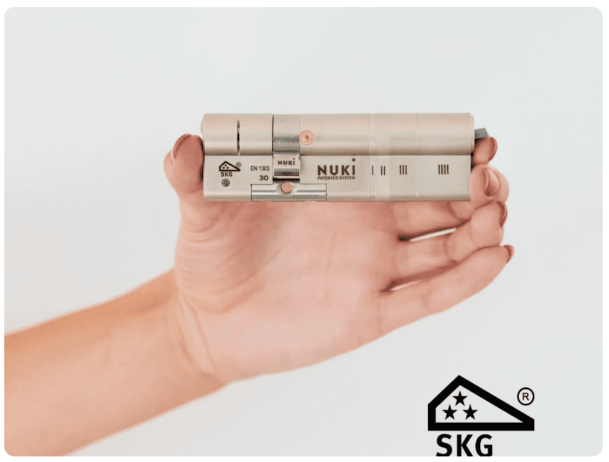 NUKI Smart Lock Ultra установленный на двери