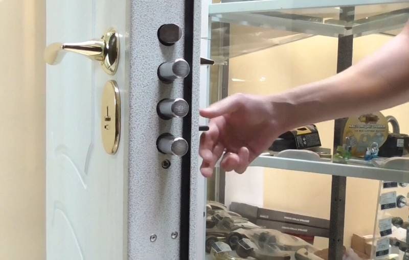 Торець дверей з ригелями у відкритому стані