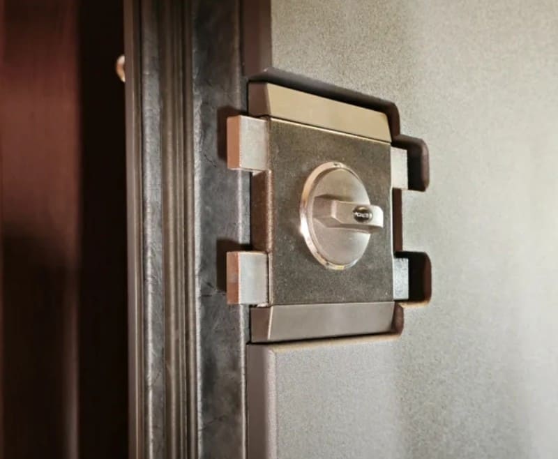 Замок накладной на деревянной двери