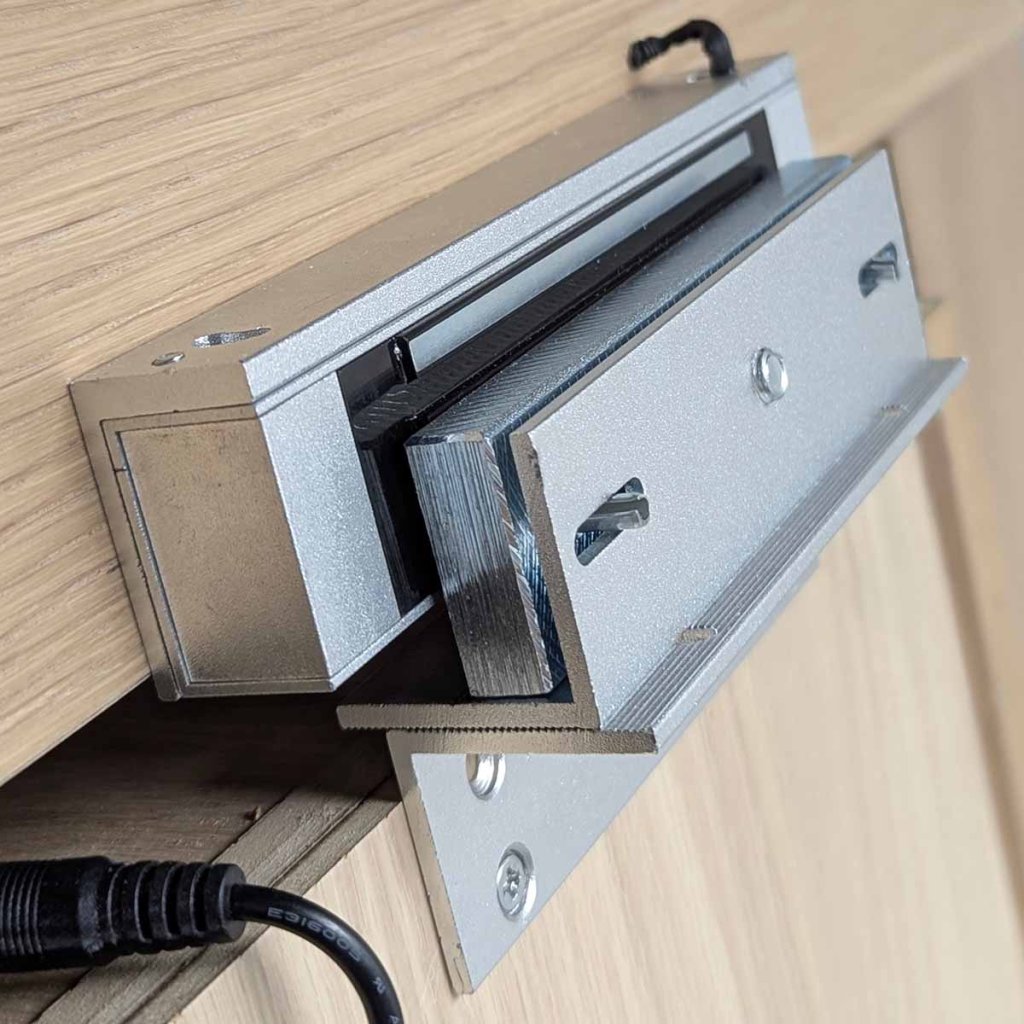 Замок с магнитом на деревянной двери