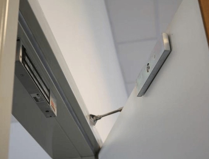 Установленный электромагнитный замок на входной двери