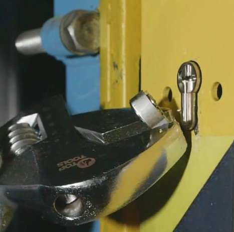 Выламывание цилиндра специальным инструментом