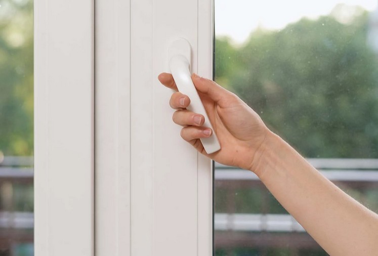 оконная ручка повернута на 45 градусов для микропроветривания