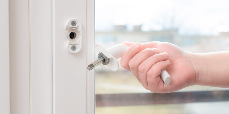 крепление оконной ручки со штифтом