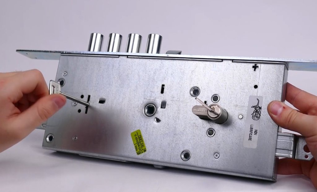 Сувальдный и цилиндрический механизм замка