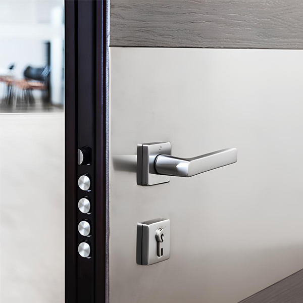 Качественная дверь с замком и ручкой