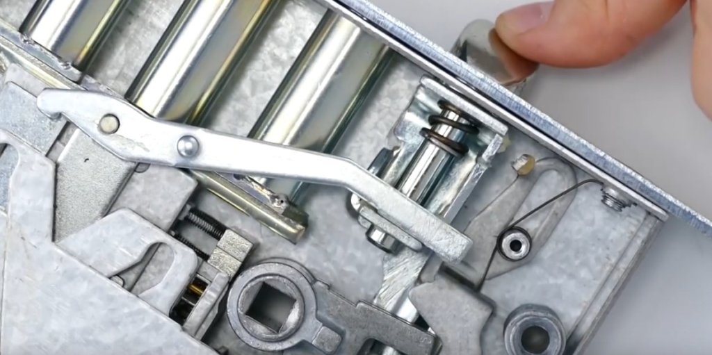 Механизм двери и то, что внутри него