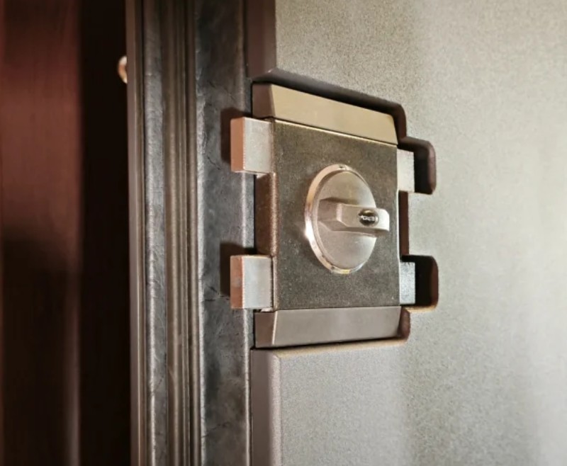 Накладной замок на деревянной входной двери Замок накладной на деревянной двери