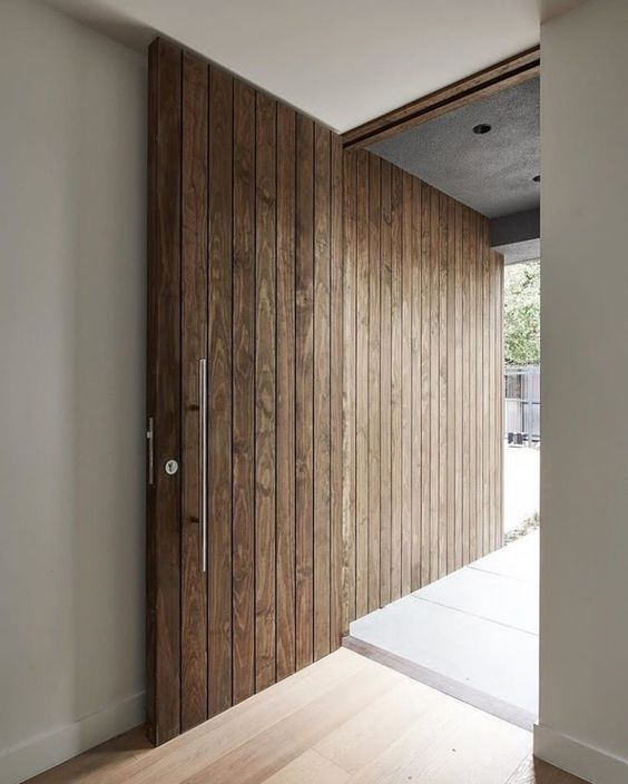 Входная дверь с защитной фурнитурой