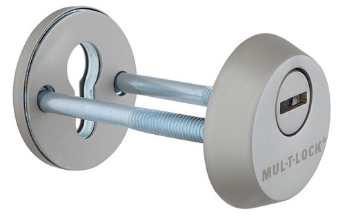  Броненакладка из двух частей, которые стягиваются винтами через дверь