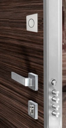 розумний замок з кнопкою в дверях.jpg