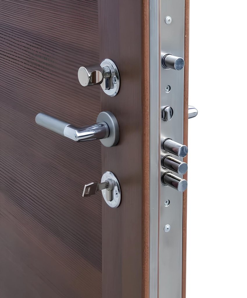 Входная дверь с двойным замком и ручкой