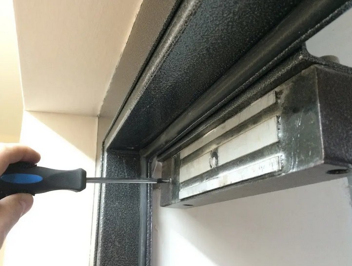 Монтаж электромагнитного замка на раму входной двери