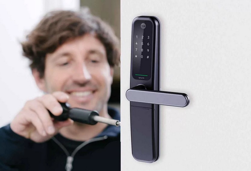 Мужчина сам устанавливает смарт-замок