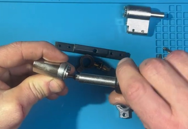 Подробное фото как мастер собирает модульную конструкцию