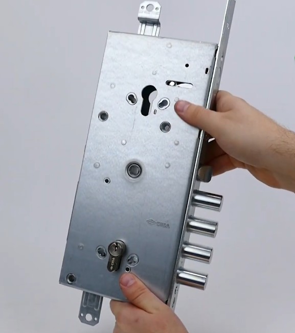 Великокорпусный механизм замка с двумя цилиндрами