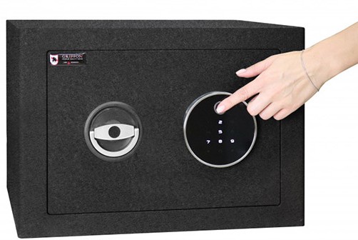 Черный сейф с биометрическим замком