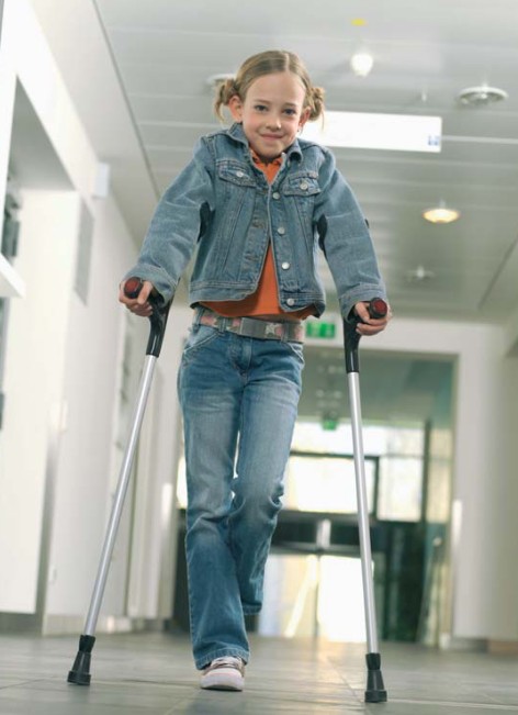 Дівчинка з милицями