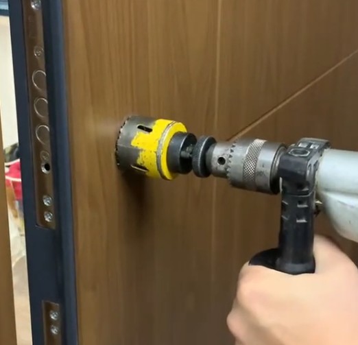 Вырезание диаметра протектора в металле и МДФ-накладке