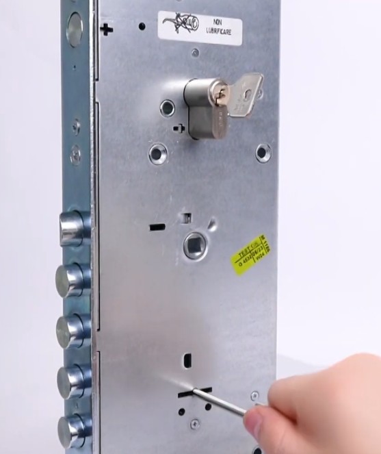 Цилиндровый и сувальдный замок для дверей