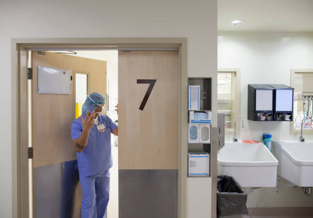 Медицинское учреждение с распашными дверями