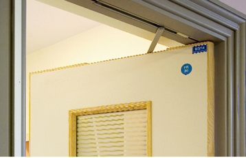 Невидимий дотягувач дверей