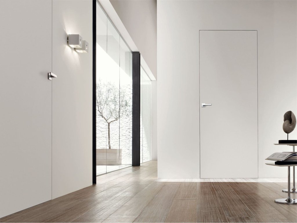 Современный интерьер с дверью скрытого монтажа