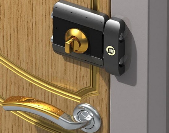 Накладной замок на деревянной двери Замок накладного типа с соответствующей планкой на дверях