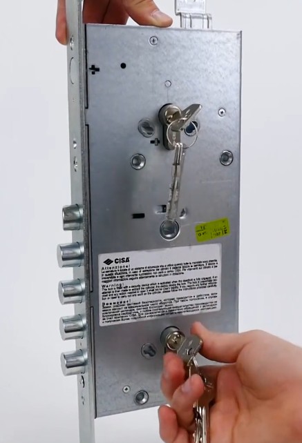 Цилиндровые замки с ключами