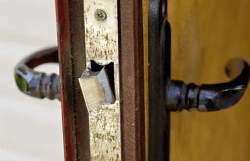 Старая дверь со сломанным язычком