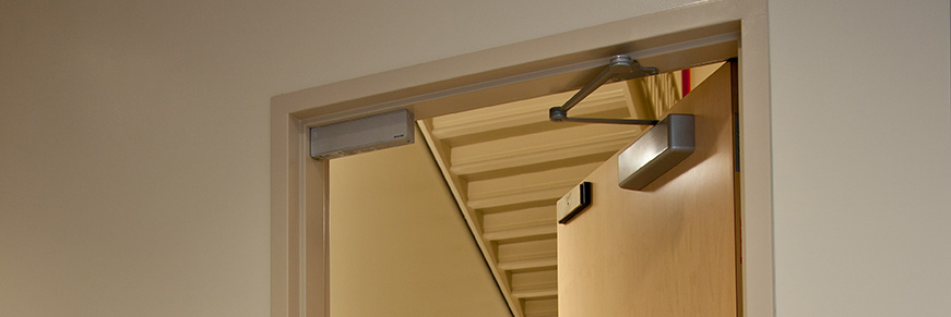 Двигатель с двумя элементами электромагнитного замка на открытой двери