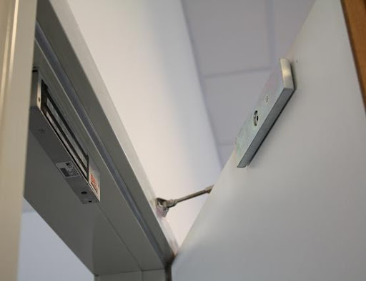 магнітний замок на дверях.png