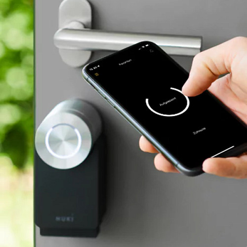 Управління розумним замком віддалено через смартфон