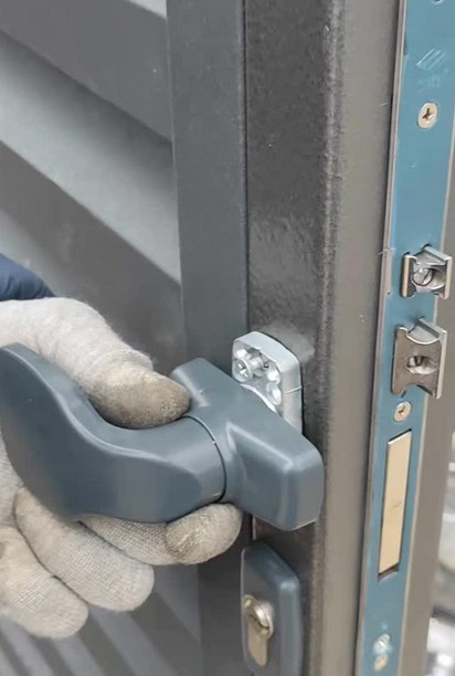 Калитка с врезным замком и ручкой