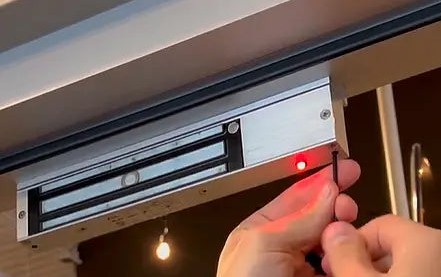 Магнитный замок для дверей с индикатором