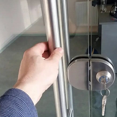 відкривання ручкою скобою скляних дверей