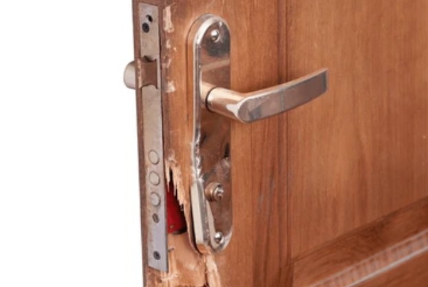 Испорченная дверная коробка деревянной двери