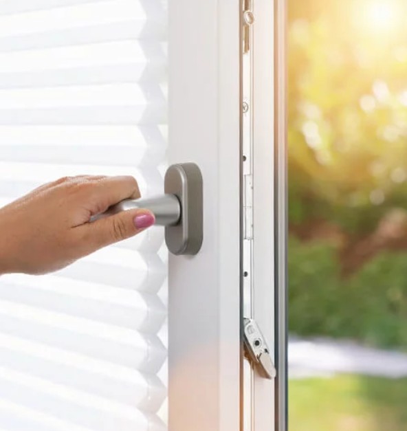 открытое окно с ручкой для окна