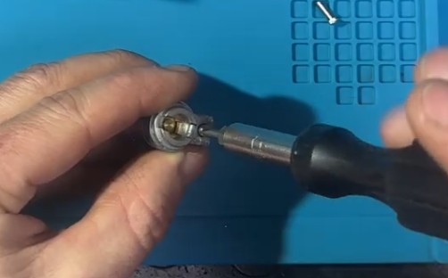 Подробная картинка как мастер собирает специальным инструментом элемент