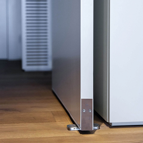 Дерев'яні двері з дотягувачем завіса