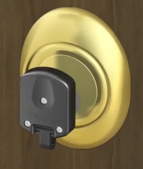 Магнитный брелок-ключ открывает броненакладку