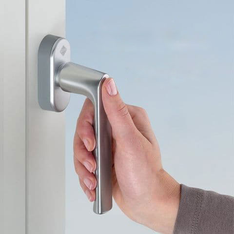 эргономичная оконная ручка серебряного цвета