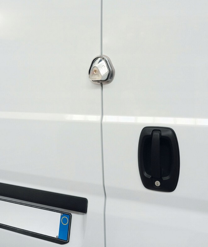 Небольшой накладной замок на двери коммерческого транспорта