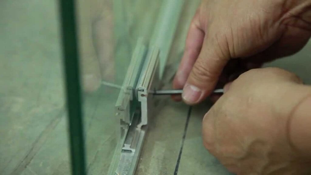 встановлення спеціальної фурнітури для скляних дверей