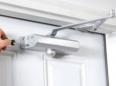 Як правильно використовувати дотягувач для дверей?